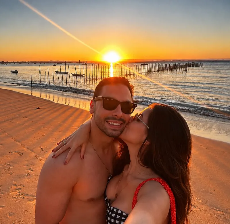 Isabella e Lucas abraçados na praia de Barra Grande, ao pôr do sol